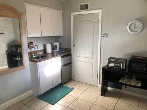 Köök või kööginurk majutusasutuses Surfside Suites