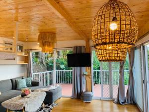 Una televisión o centro de entretenimiento en Strawberry Guyabano Farm