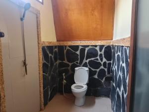 Bilik mandi di Two One bungalow