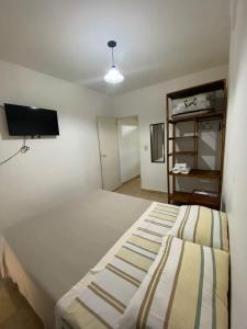 - une chambre avec un grand lit et une télévision dans l'établissement Excelente apartamento equipado céntrico, à Corrientes