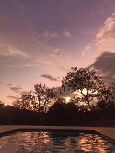 Bazén v ubytování Chalés Cerrado de Piri nebo v jeho okolí