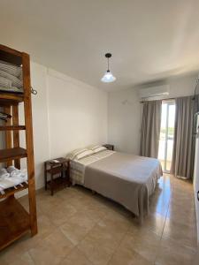 - une chambre avec un grand lit et une fenêtre dans l'établissement Excelente apartamento equipado céntrico, à Corrientes