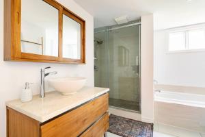 蒙特利尔Bright Riverfront 3-Bedroom Condo的带水槽和淋浴的浴室 更多15张照片