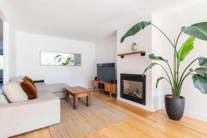 ein Wohnzimmer mit einem Sofa und einem Kamin in der Unterkunft Bright Riverfront 3-Bedroom Condo in Montreal