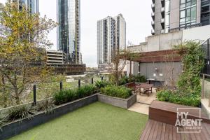 een tuin op het dak van een gebouw bij Spacious Apartment in Southbank - Sleeps 6 in Melbourne