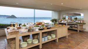 un buffet de comida con vistas al océano en Hotel Nishinagato Resort, en Takibe