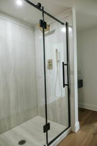 una ducha con puerta de cristal en una habitación en Back Country on 8 Acre - Stream, Pond & Animals en Liverpool