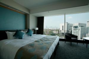 ein Hotelzimmer mit einem Bett und einem großen Fenster in der Unterkunft Hotel New Otani Tokyo The Main in Tokio