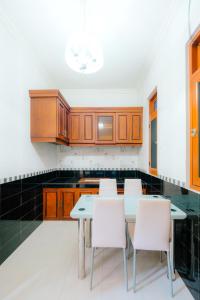 Η κουζίνα ή μικρή κουζίνα στο Homestay Jogja Pogung Dekat UGM by Simply Homy