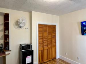Televisyen dan/atau pusat hiburan di Traveler’s Den in Medford +15 gambar