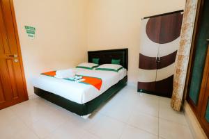 Ένα ή περισσότερα κρεβάτια σε δωμάτιο στο Homestay Jogja Pogung Dekat UGM by Simply Homy