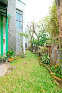Κήπος έξω από το Homestay Jogja Pogung Dekat UGM by Simply Homy