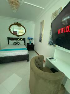 - une chambre avec un lit, un bureau et une chaise dans l'établissement HABITACION CON BAÑO COMPARTIDO, à Guayaquil