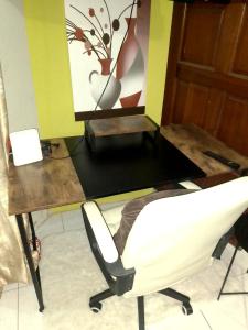 Pokój z biurkiem z krzesłem i lustrem w obiekcie Silver Lining w mieście Spanish Town