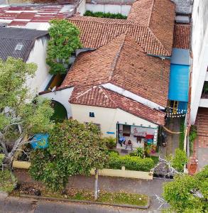 an overhead view of a house with a roof at The Pelican Larry Hostel in Cali