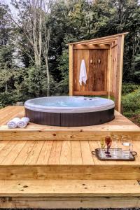 Billede fra billedgalleriet på Designer Farmhouse -Hot Tub -Sunset Porch -Firepit i Roxbury