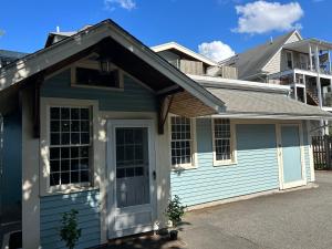 una casa con un garaje azul y blanco en Spacious Medford Gem, en Medford