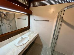 Kampong Atap ZingにあるALUN ALUN ISLAND RESORTのバスルーム(洗面台、鏡付)