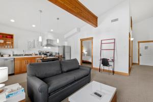 a living room with a couch and a kitchen at Annapurna in Leavenworth