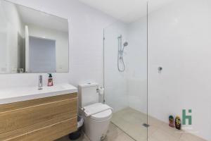 Un baño con ducha, inodoro y lavabo. en Homebush EventHub Contemporary 2B2B Apt, en Sídney 6 fotos más