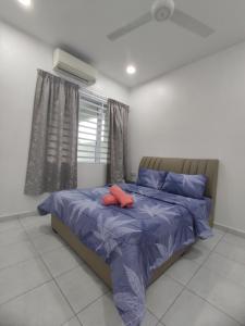 1 dormitorio con cama con sábanas azules y ventana en Ipoh Enchanted Sunway Ipoh Garden Home en Ipoh