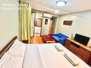 TV a/nebo společenská místnost v ubytování Windsor Garden House Chiangmai