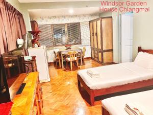 Postel nebo postele na pokoji v ubytování Windsor Garden House Chiangmai