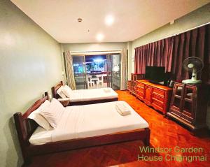 Postel nebo postele na pokoji v ubytování Windsor Garden House Chiangmai