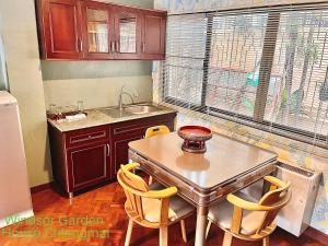 Kuchyň nebo kuchyňský kout v ubytování Windsor Garden House Chiangmai