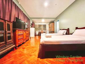 Postel nebo postele na pokoji v ubytování Windsor Garden House Chiangmai