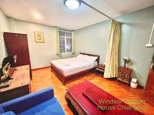 Postel nebo postele na pokoji v ubytování Windsor Garden House Chiangmai