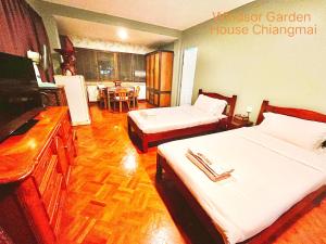 Postel nebo postele na pokoji v ubytování Windsor Garden House Chiangmai