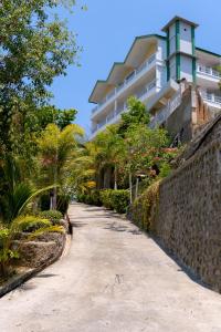 eine Straße vor einem Gebäude mit Bäumen in der Unterkunft Green Prundi Hotel in Labuan Bajo