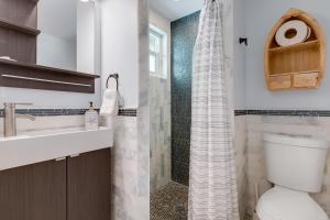 Koupelna v ubytování Tides Inn on the Bay Vacation Homes + 79 fotografií