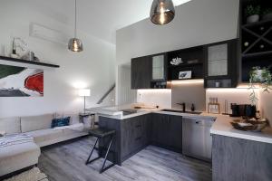 A kitchen or kitchenette at Hillbrook - a luxurious designer house