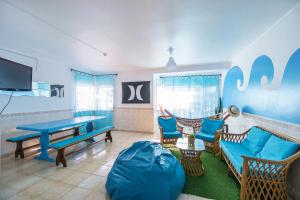uma sala de estar com mesa de pingue-pongue e cadeiras em H2O GuestHouse em Baleal