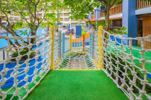 een leeg waterpark met een speeltuin bij Deevana Plaza Phuket - SHA Extra Plus in Patong Beach