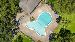 una vista aérea de una piscina en un parque en The Texas Pearl, en Corpus Christi