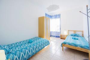 a bedroom with a bed and a window in it at H2O GuestHouse in Baleal