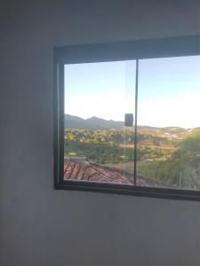 uma janela num quarto com vista em Hospedaserra em Tiradentes