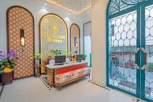 uma entrada para uma loja com uma porta de vidro em Pavillon Boutique Hotel & Apartment Nha Trang em Nha Trang