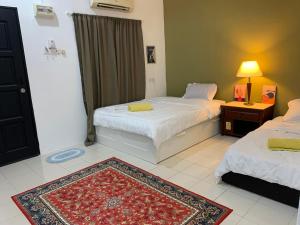 Ένα ή περισσότερα κρεβάτια σε δωμάτιο στο Rerama Room Stay Langkawi +8 φωτογραφίες