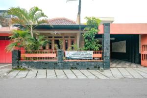 budynek z znakiem przed nim w obiekcie Homestay Simply Homy Jogja dekat Gembira Loka Zoo w mieście Yogyakarta