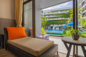 Bazén v ubytování Deevana Plaza Phuket - SHA Extra Plus nebo v jeho okolí