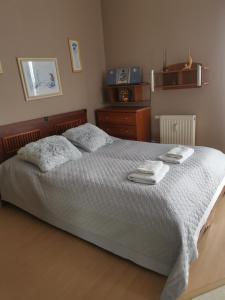 1 dormitorio con 1 cama con 2 toallas en Apartament Reymonta z widokiem na morze, en Kołobrzeg