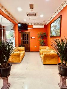 un hall avec des canapés en cuir et des plantes dans l'établissement Smart Budget Hotel - Klang, à Klang