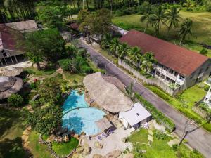 einen Luftblick auf ein Resort mit einem Pool in der Unterkunft Dugong Village-Green Hotel in Pak Meng