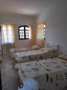 grupa czterech łóżek w pokoju w obiekcie Casa do paiva w mieście Cabo de Santo Agostinho