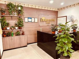 una sala d'attesa con piante sul muro di Smart Budget Hotel - Klang a Klang