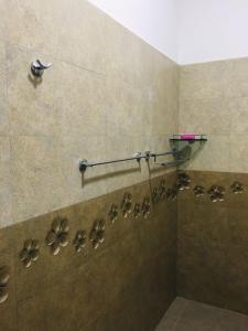 ein Bad mit einer Dusche mit einem Duschkopf in der Unterkunft Sathis villa in Ambalangoda
